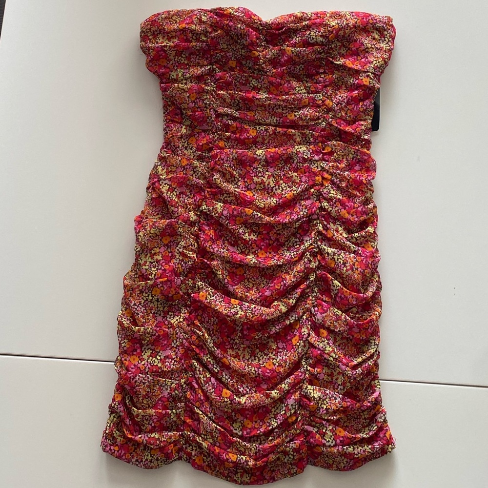 NWT Forever 21 ruched floral body-con strapless mini dress. Size small